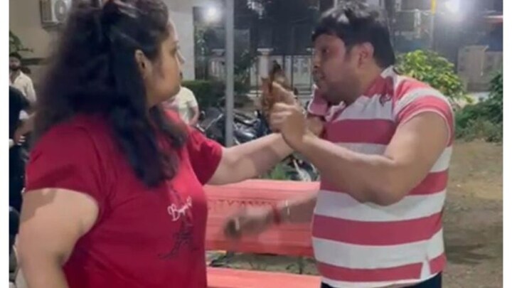 नोएडा : कुत्ते का पोस्टर फाड़ना युवक को पड़ा भारी, महिला ने कॉलर पकड़ किया बवाल, वीडियो वायरल UpTak