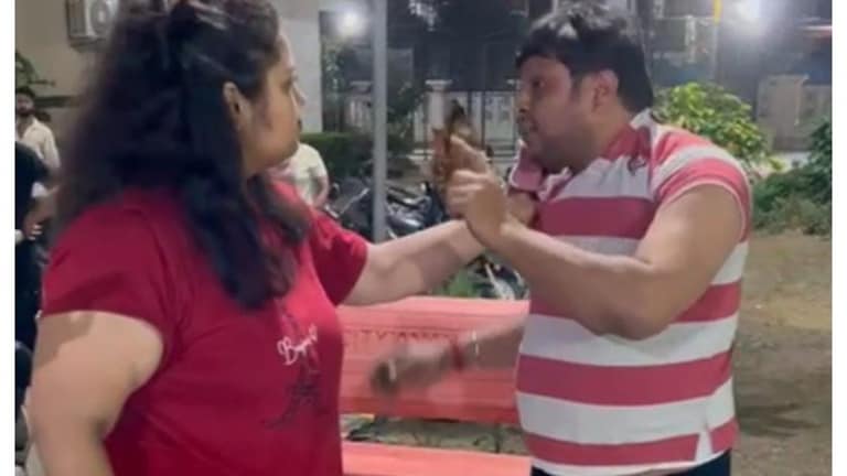 नोएडा : कुत्ते का पोस्टर फाड़ना युवक को पड़ा भारी, महिला ने कॉलर पकड़ किया बवाल, वीडियो वायरल UpTak