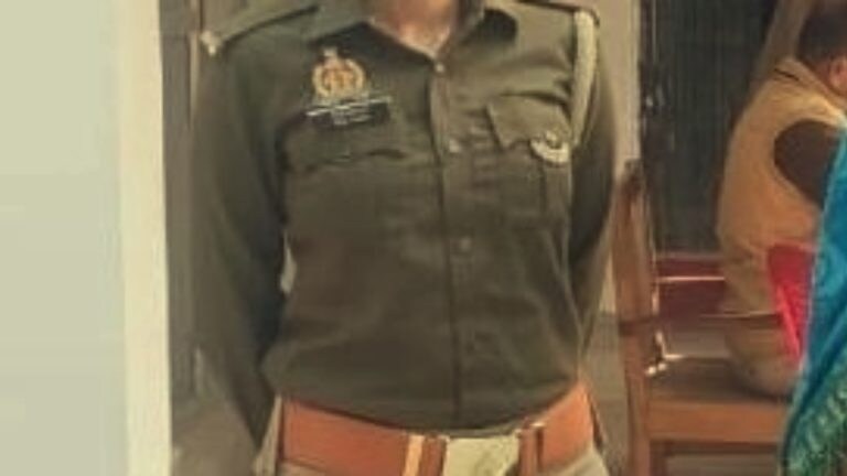 UP Police की 2 महिला कॉन्स्टेबल बनना चाहती हैं पुरुष, लगाई ये अर्जी, सरकार लेगी आखिरी फैसला UP Tak