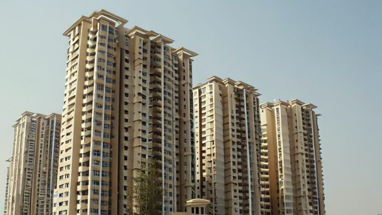 नोएडा : 6 महीने की बेटी को गोद में लेकर महिला ने लगाई 16वीं मंजिल से छलांग, सामने आई हैरान करने वाली बात UP Tak