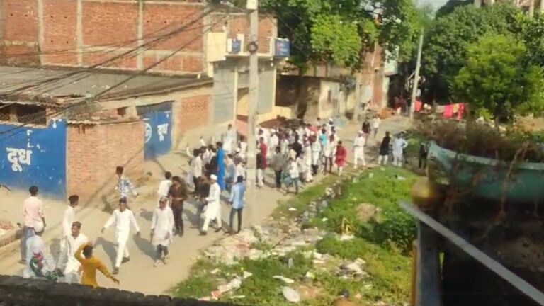 कुशीनगर: मिलादुन्नबी जुलूस के दौरान युवा करने लगे पथराव, अब पुलिस ने किया ये हाल UP Tak