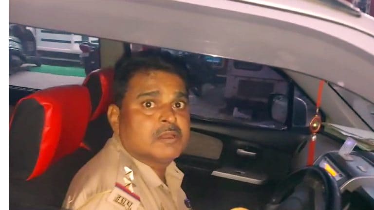 इंस्पेक्टर की गाड़ी पर लिखा था ‘ठाकुर साहब’, UP Tak के कैमरे पर हुए कैद, तो ये बोल गए UP Tak