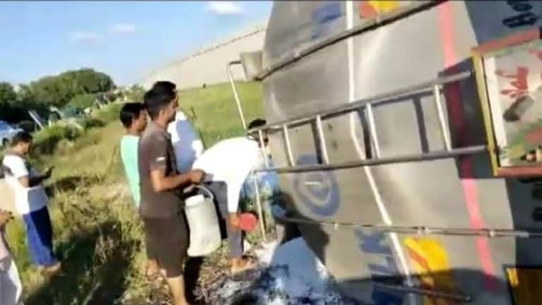 हापुड़ में सड़क पर पलटा दूध से भरा टैंकर, बाल्टी-बोतल लेकर लूटने पहुंचे लोग, वीडियो आया सामने UP Tak