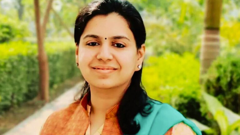 कौन हैं IAS दिव्या मित्तल, जिन्हें बस्ती DM का चार्ज लेने से रोका गया? UP Tak