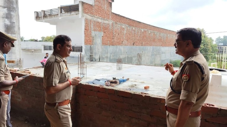 बांदा : घर में चोरी करने पहुंचा था शख्स, सुबह छत पर इस हालत में मिली उसकी लाश, मचा हड़कंप UP Tak