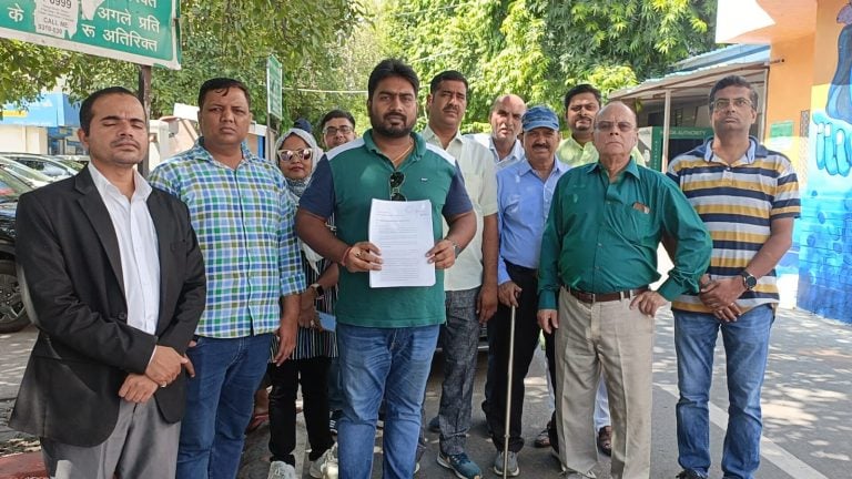 ‘सोसायटी में डॉग रहेंगे तो बेच देंगे फ्लैट’, नोएडा अथॉरिटी के ऑफिस पहुंच लोगों ने की ये बड़ी मांग UPTak
