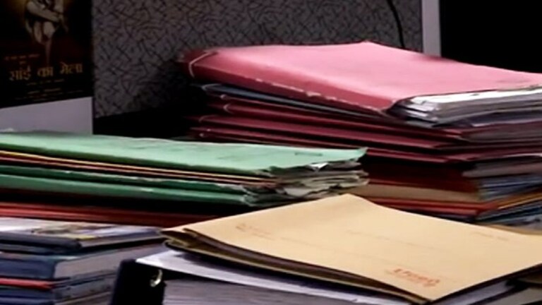 कानपुर में सफाई कर्मी का बड़ा कारनामा, शराब के लिए कबाड़ में बेची दी सरकारी फाइलें UP Tak