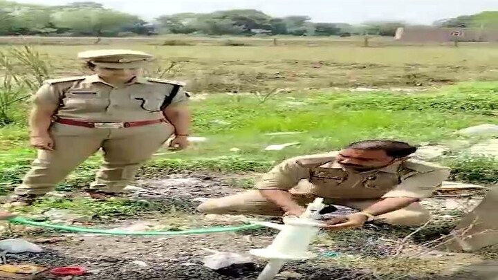 ललितपुर : पुलिस ने चलाया हैंडपंप और पानी की जगह निकलने लगी शराब, सब हुए हैरान UP Tak