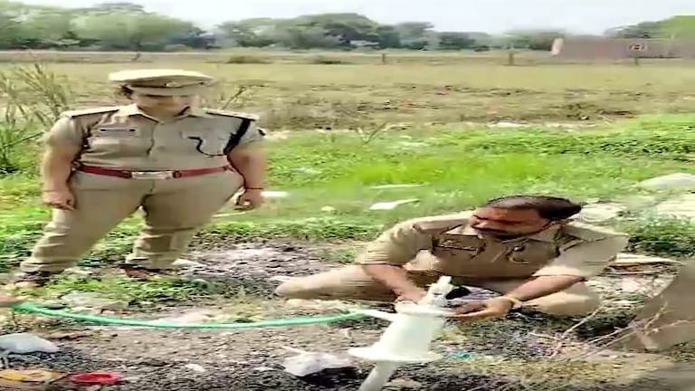 ललितपुर : पुलिस ने चलाया हैंडपंप और पानी की जगह निकलने लगी शराब, सब हुए हैरान UP Tak