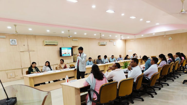 लखनऊ में प्रशिक्षु PCS अधिकारियों की कॉन्फ्लिक्ट प्रबंधन पर हुई ट्रेनिंग, बताया गया ये सब UP Tak