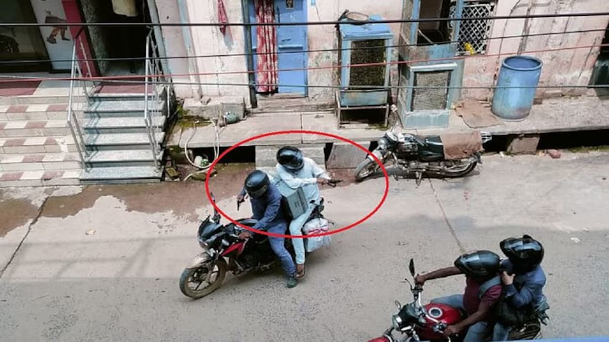 कैश वैन से लाखों की लूट, ताबड़तोड़ फायरिंग कर गार्ड की हत्या, मिर्जापुर में दिनदहाड़े वारदात UP Tak