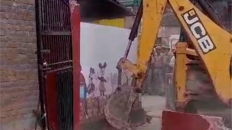 मऊ: मुख्तार के गुर्गे पर गरजा ‘बाबा का बुलडोजर’, अंसारी के करीबी ने की थी करोड़ों की जमीन पर कब्जा UP Tak