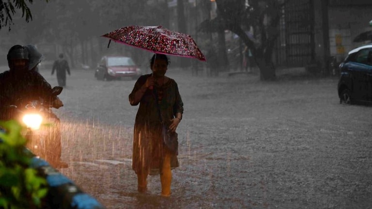 UP Weather: प्रदेश में अभी भी होगी मूसलाधार बारिश? जानिए पश्चिमी और पूर्वी यूपी का हाल UP Tak
