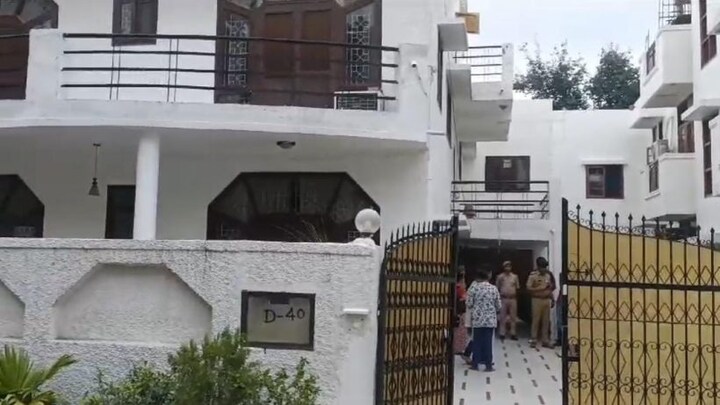 नोएडा : फोन नहीं उठा रही थी सुप्रीम कोर्ट की महिला वकील, बहन ने घर जाके देखा तो बाथरूम में मिला शव UP Tak