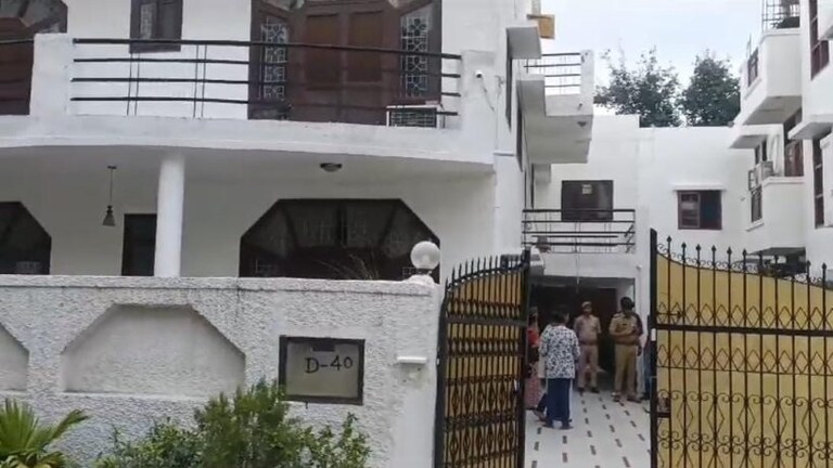 नोएडा : फोन नहीं उठा रही थी सुप्रीम कोर्ट की महिला वकील, बहन ने घर जाके देखा तो बाथरूम में मिला शव UPTak