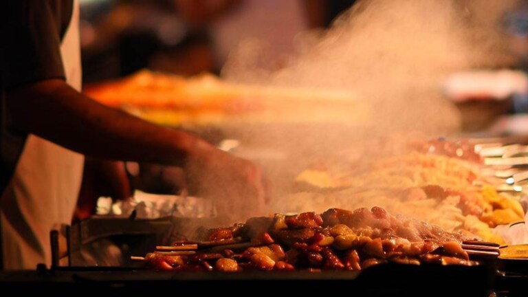 Noida Street Food: नोएडा में इन जगहों पर मिलता है बेस्ट स्ट्रीट फूड, इस वीकेंड आप भी करें ट्राई UP Tak