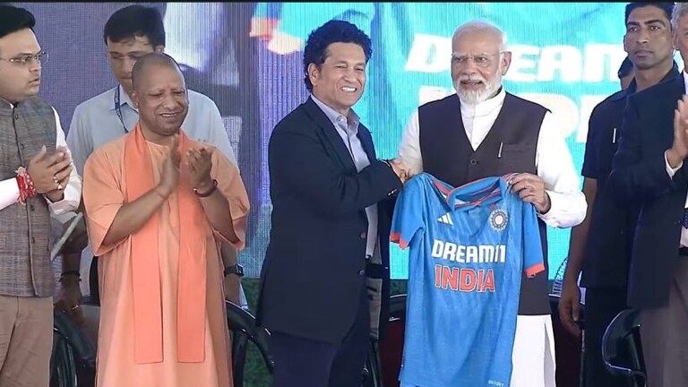 नंबर-1 और नमो…काशी में सचिन तेंदुलकर ने पीएम मोदी को दिया ये खास गिफ्ट UP Tak