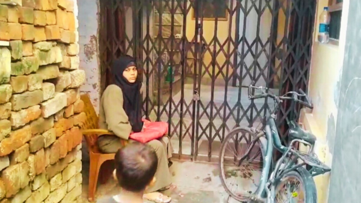 पति विदेश में और देवर गंदे काम का बनाता है प्रेशर! शाहजहांपुर में ससुराल के सामने धरने पर बैठी बहू UP Tak