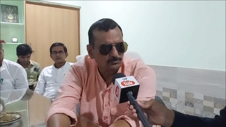 घोसी में वोटिंग से रोकने के लिए 200-300 आधार कार्ड लेकर भाग चले CO? ये क्या बोल रहे सुधाकर! UP Tak