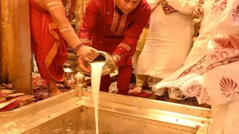 काशी विश्वनाथ के दरबार में पहुंचे सचिन तेंदुलकर और रवि शास्त्री, बाबा का किया जलाभिषेक UP Tak