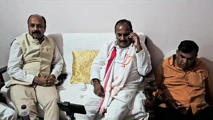 Ghosi Byelection Result Live: टेंशन में दिखे BJP के दारा चौहान, मोबाइल से किसे लगाई कॉल? UP Tak