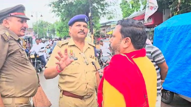 Ghosi Bypoll: SP कार्यकर्ता ने पूछा- खुशी मनना आचार संहिता का उल्लंघन? डिप्टी एसपी बोले- हां UP Tak