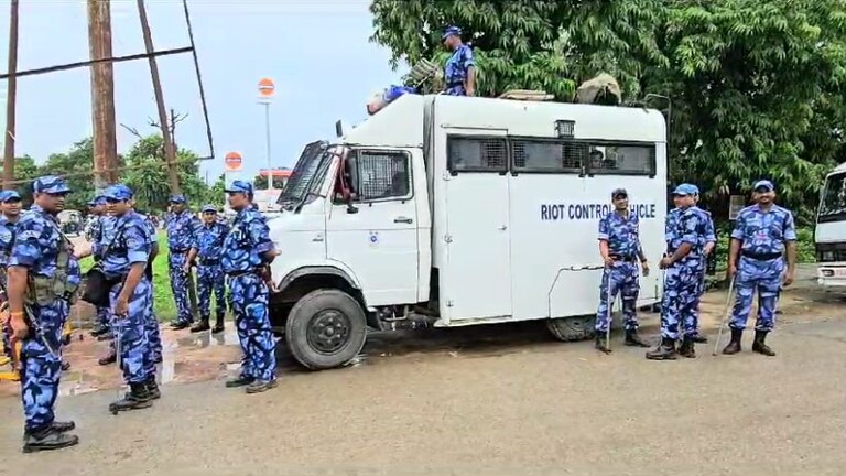 Ghosi Bypoll: घोसी में खड़ा हुआ वज्र वाहन, पुलिस ने अचानक बढ़ाई फोर्स, क्या होने वाला है? UP Tak