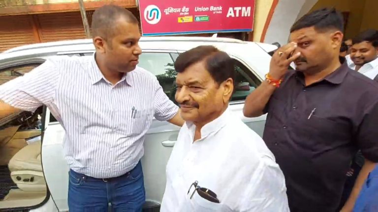 सपा का दावा- शिवपाल को मऊ में आने से रोका, लाल कार्ड वाली भी ये बात आई सामने