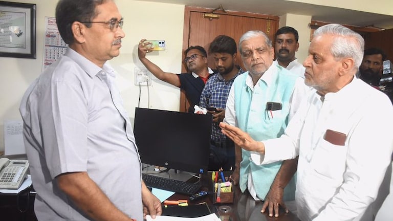 घोसी उपचुनाव: BJP सरकार के खिलाफ चुनाव आयोग पहुंची सपा, ज्ञापन सौंप लगाए ये बड़े आरोप UP Tak