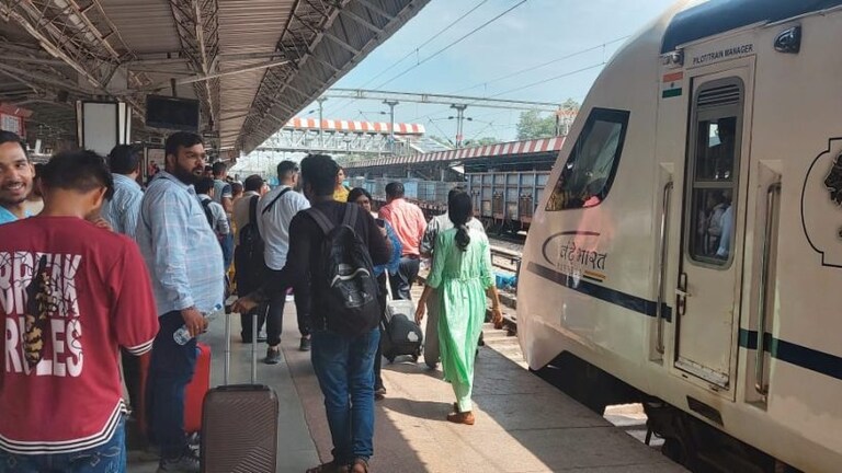 लोको पायलट की इस गलती की वजह से वंदे भारत ट्रेन हुई जाम, गेट नहीं खुले, मची अफरा-तफरी UP Tak