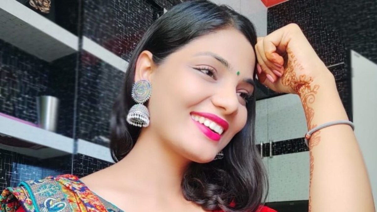 नेहा सिंह राठौर ने देवरिया कांड से जोड़कर गाया ‘यूपी में का बा’, योगी सरकार पर खूब कसे तंज, देखें नेहा सिंह राठौर ने देवरिया कांड से जोड़कर गाया ‘यूपी में का बा’, योगी सरकार पर खूब कसे तंज, देखें