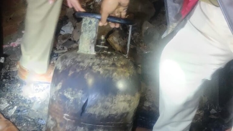नॉएडा में बड़ा हादसा! गैस सिलेंडर में विस्फोट होने से 5 लोग झुलसे, जानें लेटेस्ट अपडेट UP Tak