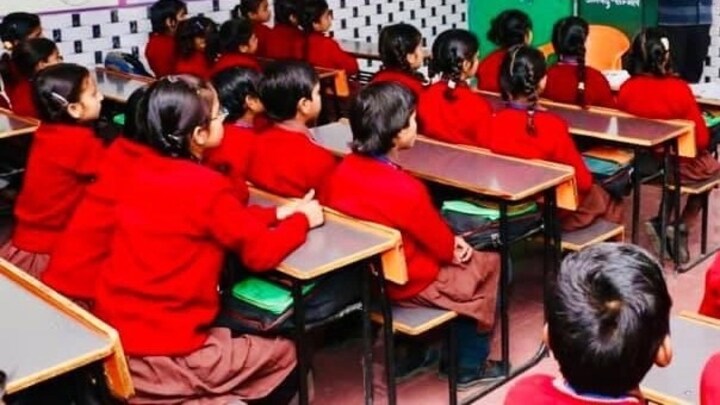 कड़ाके की ठंड के चलते गौतमबुद्ध नगर में कक्षा 8वीं तक के स्कूल 6 जनवरी तक रहेंगे बंद लखनऊ: मुस्लिम छात्रों की संख्या थी ज्यादा तो सरकारी स्कूल में बच्चे पढ़ते थे नमाज! हुआ एक्शन