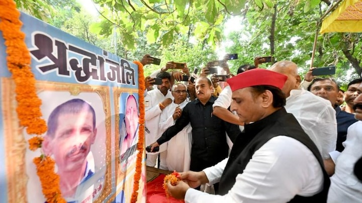 देवरिया हत्याकांड : दुबे परिवार के घर पहुंचे अखिलेश यादव ने दी श्रद्धांजलि, बेटे ने मिलने से कर दिया था मना UP Tak