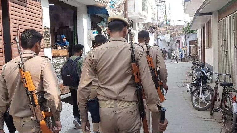 आजम खान के करीबियों के घर पर 34 घंटे चली इनकम टैक्स की रेड, अपने साथ ये सब ले गए अधिकारी UP Tak