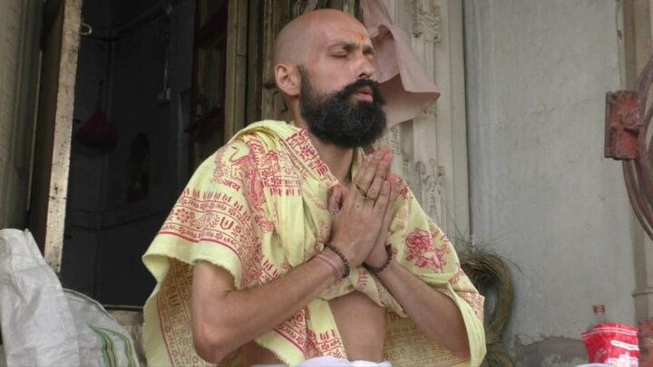 सात समंदर पार से आए रशियन ‘इवगिनी’ ने काशी में करवाया श्राद्ध, सनातन धर्म पर कह दी बड़ी बात UP Tak