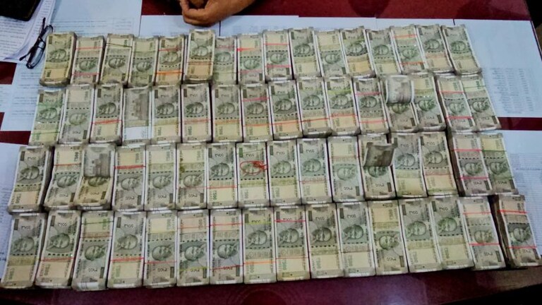 पीडीडीयू जंक्शन पर दो युवकों के बैग से निकली नोटों की इतनी गड्डियां, गिनते-गिनते सभी हैरान UP Tak