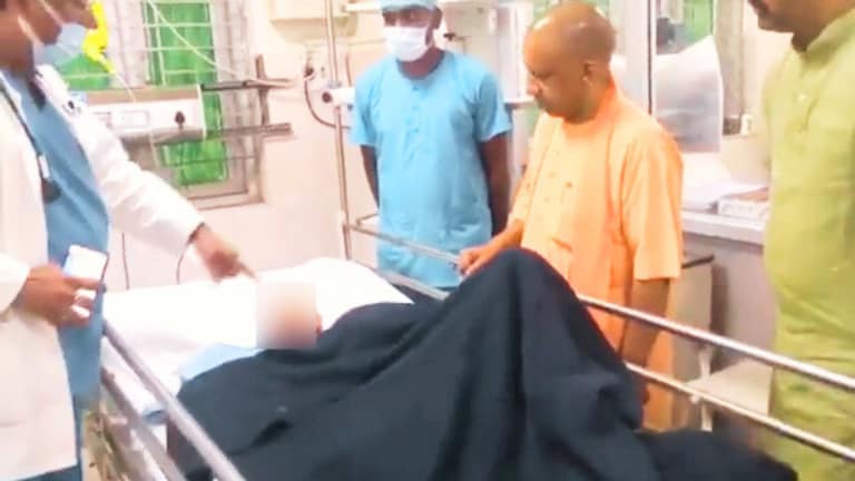 देवरिया में खत्म हुए थे एक परिवार के 5 लोग, इसमें बचे मासूम का CM योगी ने अस्पताल में जाना हाल UPTak