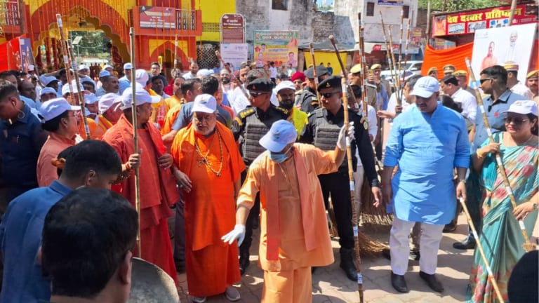 सीतापुर के नैमिषारण्य में झाड़ू लगा CM योगी ने की सफाई अभियान की शुरुआत, बोले- मैंने सोचा कि… UPTak