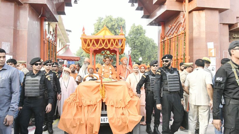सीएम योगी आदित्यनाथ के नेतृत्व में गोरखनाथ मंदिर से निकली विजयादशमी शोभायात्रा, देखिए