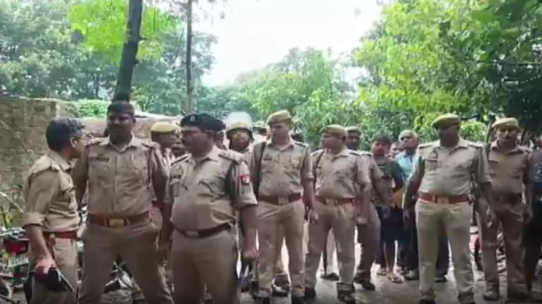 देवरिया में 6 लोगों की हत्या के बाद 14 गिरफ्तार, छावनी में बदला पूरा गांव, जानें अब वहां कैसे हैं हालात UPTak