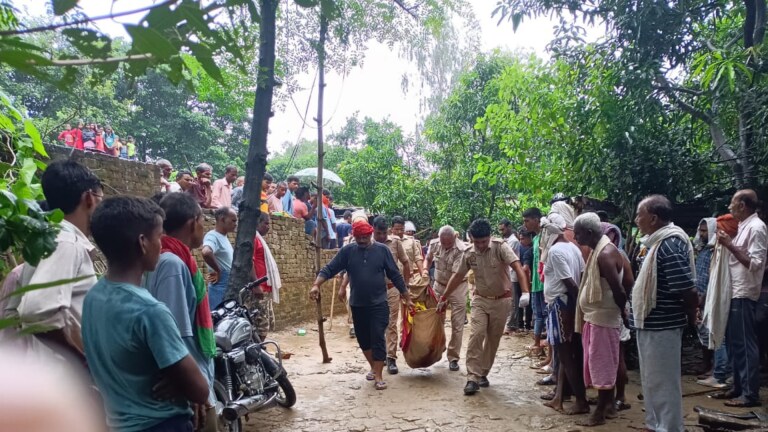 देवरिया: देखिए कच्चे घरों से कैसे निकाली गईं लाशें, हत्याकांड की ये तस्वीरें रूह कंपा देंगी UP Tak