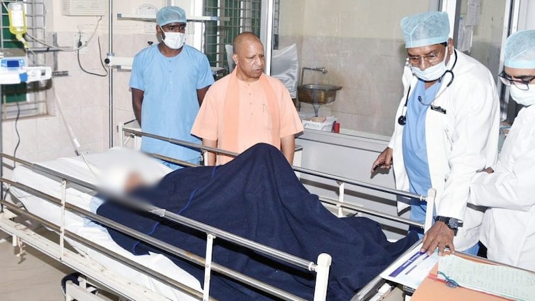 देवरिया कांड: यूपी सीएम योगी आदित्यनाथ ने घायल बच्चे से की मुलाकात UP Tak