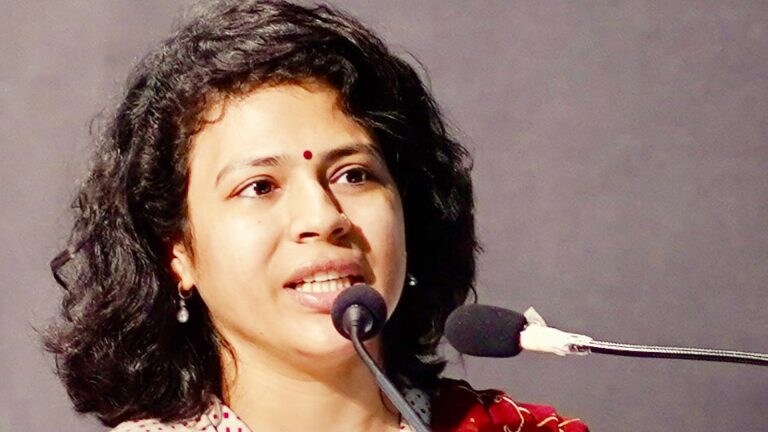जब सपा सरकार के निशाने पर आईं थी IAS अभिषेक की पत्नी दुर्गाशक्ति, जानें क्या था मस्जिद कांड UPTak