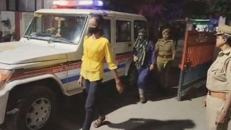 कानपुर में इन जगहों पर हो रहा था गंदा काम, 6 महिलाओं संग युवक पकड़ा गया तो हुआ खुलासा कानपुर में इन जगहों पर हो रहा था गंदा काम, 6 महिलाओं संग युवक पकड़ा गया तो हुआ खुलासा