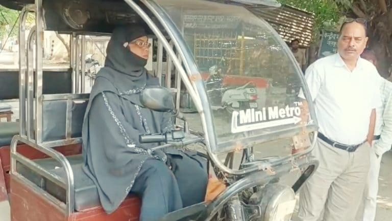 मुरादाबाद में बुर्का पहन ई-रिक्शा चलाती हैं नजमा, योगी सरकार को लेकर ये क्या कह दिया? मुरादाबाद में बुर्का पहन ई-रिक्शा चलाती हैं नजमा, योगी सरकार को लेकर ये क्या कह दिया?