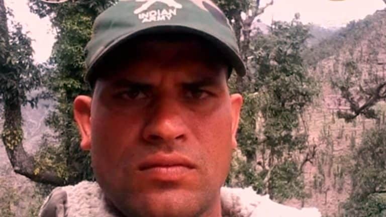 मथुरा के बबलू सिंह ने किया था 4 आतंकियों का सफाया, अब उन्हीं के गांव टैंक लेकर पहुंची सेना मथुरा के बबलू सिंह ने किया था 4 आतंकियों का सफाया, अब उन्हीं के गांव टैंक लेकर पहुंची सेना