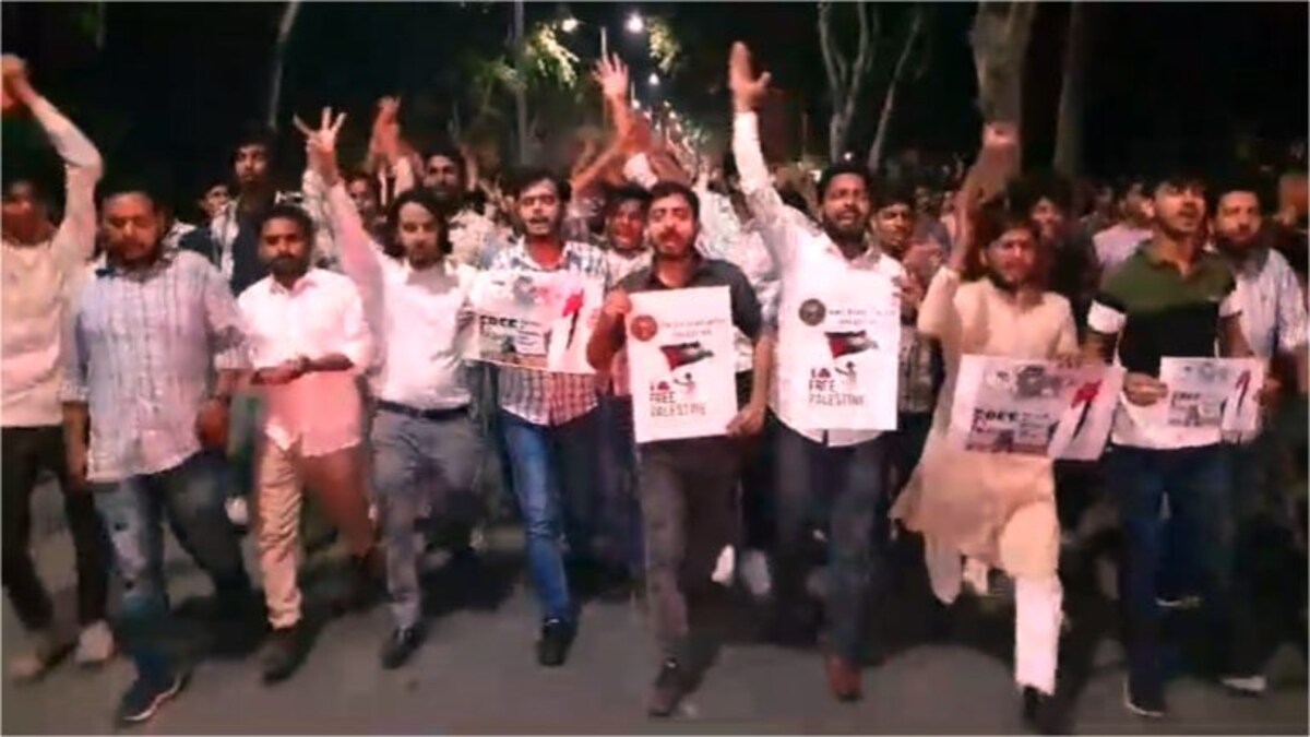 AMU के छात्रों ने किया इजरायल का विरोध और फिलिस्तीन को सपोर्ट, खूब धार्मिक नारेबाजी हुई AMU के छात्रों ने किया इजरायल का विरोध और फिलिस्तीन को सपोर्ट, खूब धार्मिक नारेबाजी हुई