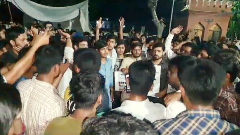 AMU में छात्रों ने इजरायल पर आतंकी संगठन हमास के हमलों का किया समर्थन? अब हुआ सख्त एक्शन AMU में छात्रों ने इजरायल पर आतंकी संगठन हमास के हमलों का किया समर्थन? अब हुआ सख्त एक्शन