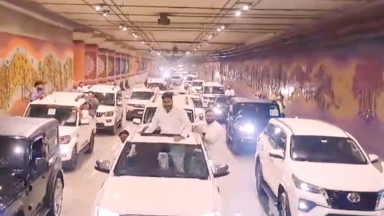 दिल्ली में सपा MLA ने दिखाया सड़क पर ‘भौकाल’, वीडियो वायरल, अब फंस गए